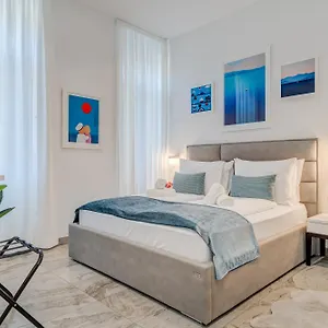 Tango Luxury **** Split
