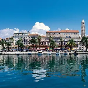 Guest house Charming With Balcony, Split