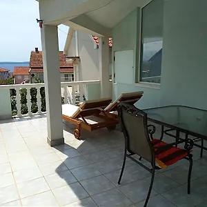 apartments-otok.hotels-in-trogir.com/